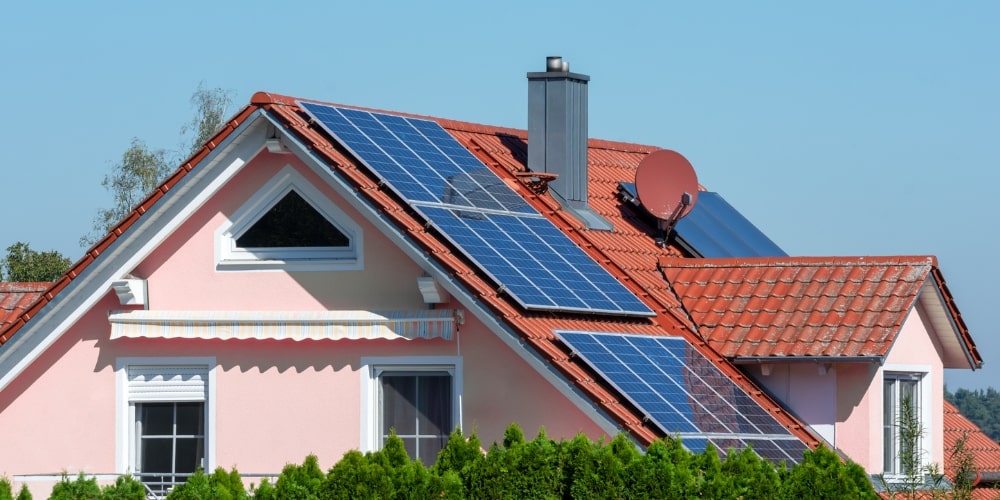 casa privata tetto a spiovente con pannelli fotovoltaici da 3 o 6 kW